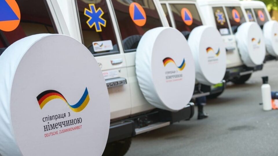 2 октября состоялась церемония передачи автомобилей скорой помощи для ГСЧС Украины