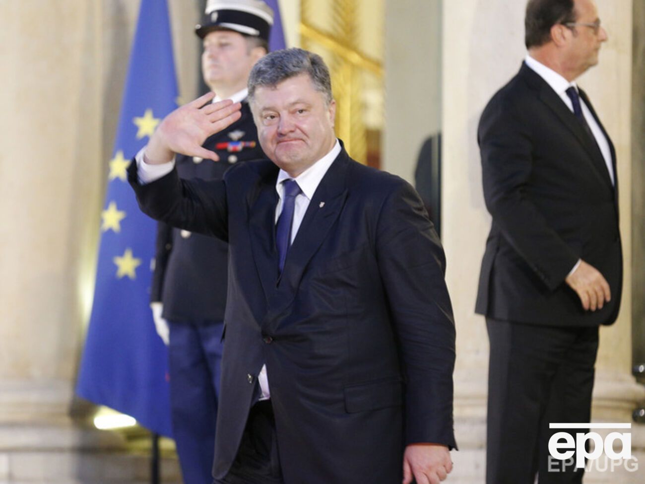Порошенко сообщил, что Украина начинает отвод вооружений калибром менее 100 мм