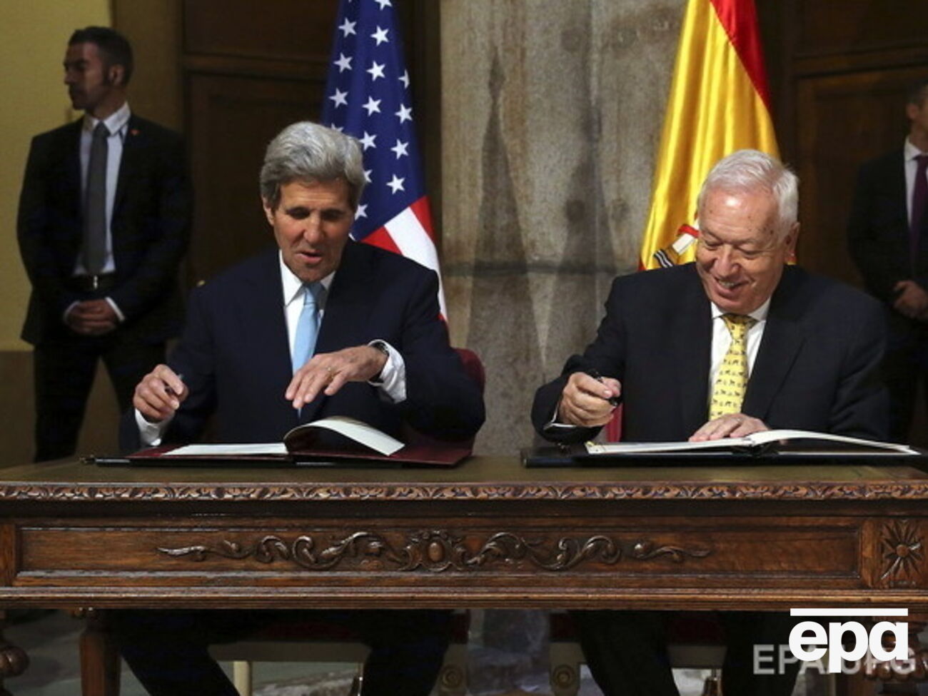 Джон Керри и Хосе Мануэль Гарсия-Маргальо во время встречи в Мадриде