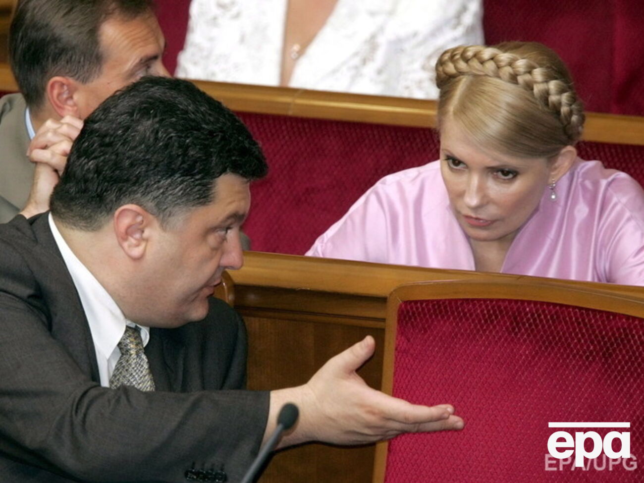 Во второй тур гипотетических президентских выборов в октябре вместе с действующим президентом, скорее всего, вышла бы Юлия Тимошенко, говорят социологи