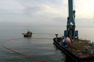 Затонувший катер "Иволга" подняли со дна плавучим краном