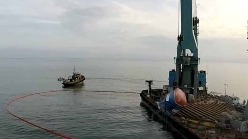 Затонувший катер "Иволга" подняли со дна плавучим краном