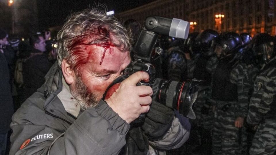 30 ноября 2013 года журналист Reuters Глеб Гаранич пострадал на Майдане во время столкновений протестующих с милицией