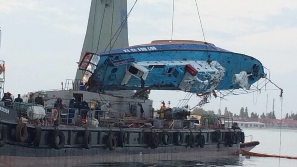 По мнению Саакашвили, службы, которые должны заниматься контролем судов, скорее всего, "берут деньги и закрывают глаза на нарушения"