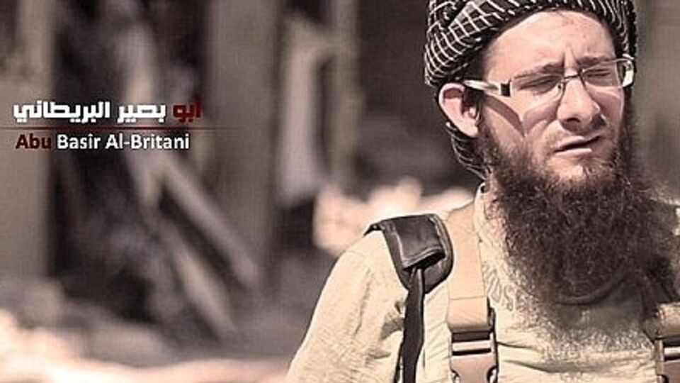 Лукас Кинни под псевдонимом Абу Басир аль-Британи снимается в пропагандистских видео и призывает присоединяться к джихаду