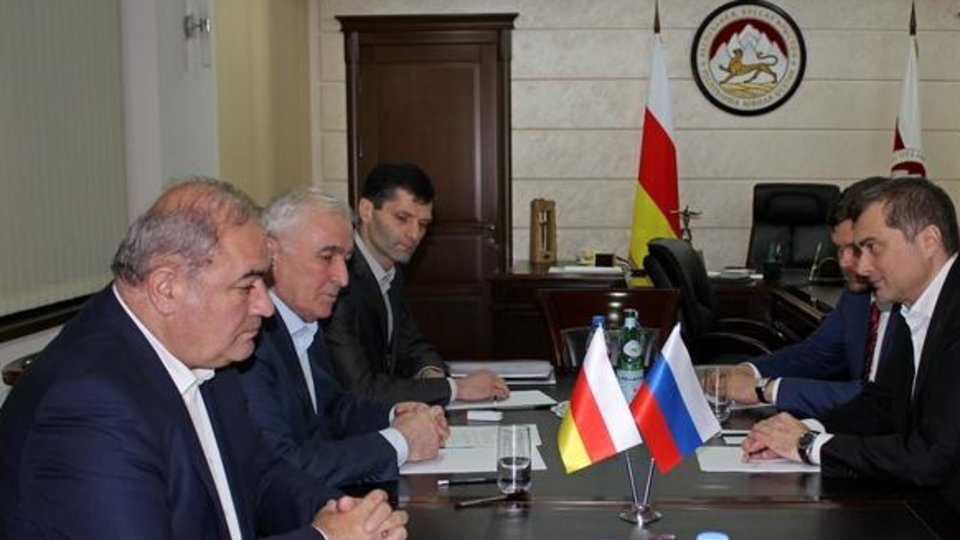 Помощник президента России Владислав Сурков приехал в столицу Южной Осетии город Цхинвал