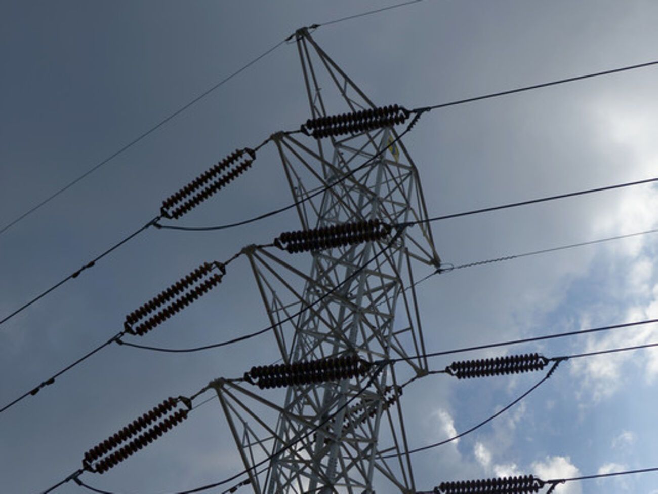 Линия Мелитополь &ndash; Джанкой отключена, возле поврежденных электроопор продолжают работать взрывотехники