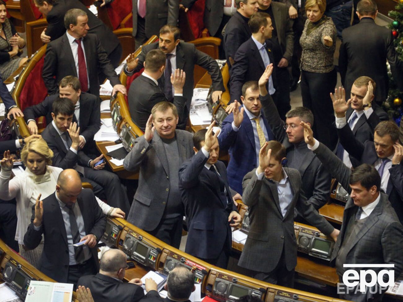 16 января 2014 года в ВР голосовали поднятием рук