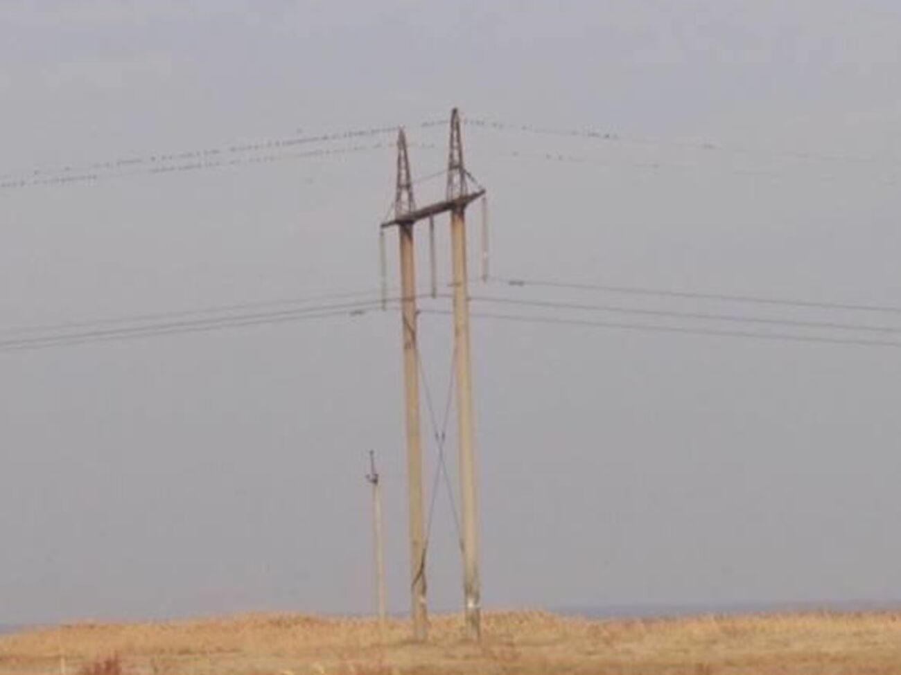 Электроопоры, поврежденные взрывом