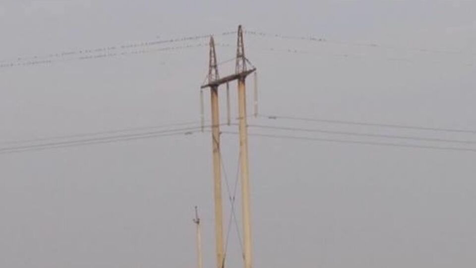 Электроопоры, поврежденные взрывом