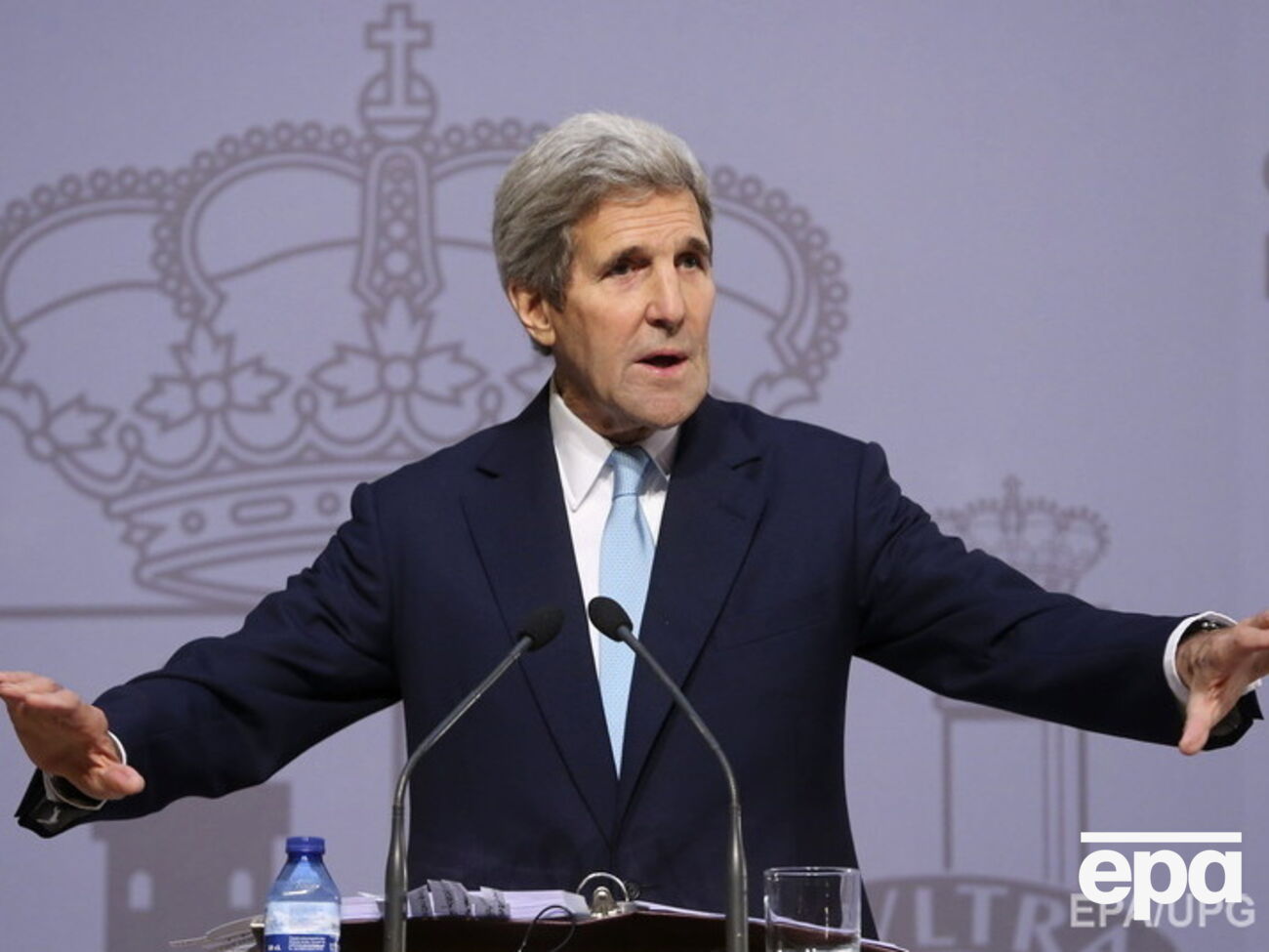 Керри начал турне