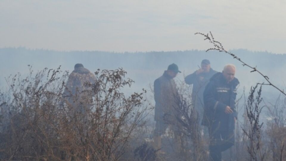 Пожарные продолжают гасить тлеющий торф в Киевской области