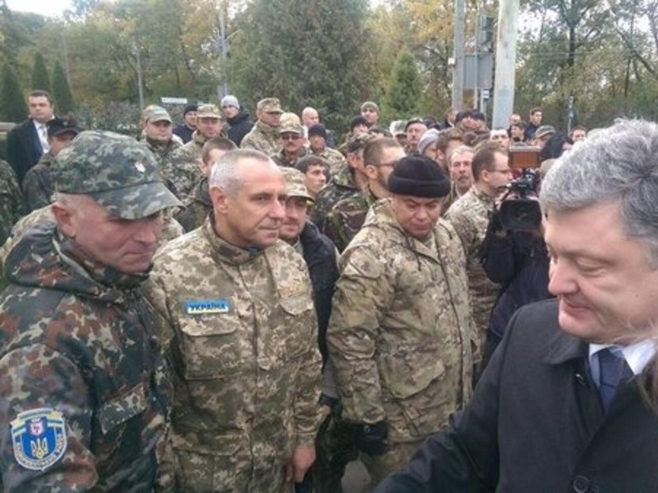 Порошенко заявил об отводе боевиками танков из Новоазовска