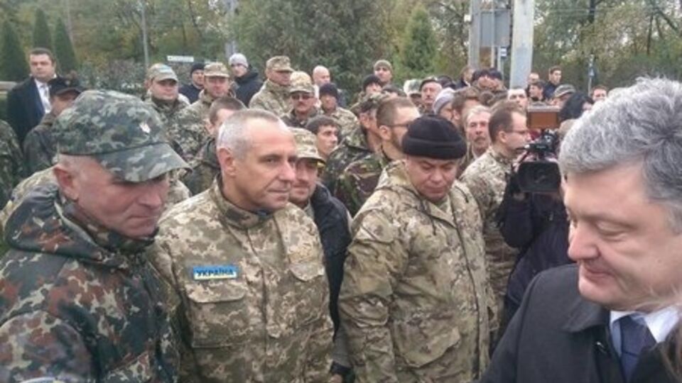 Порошенко заявил об отводе боевиками танков из Новоазовска