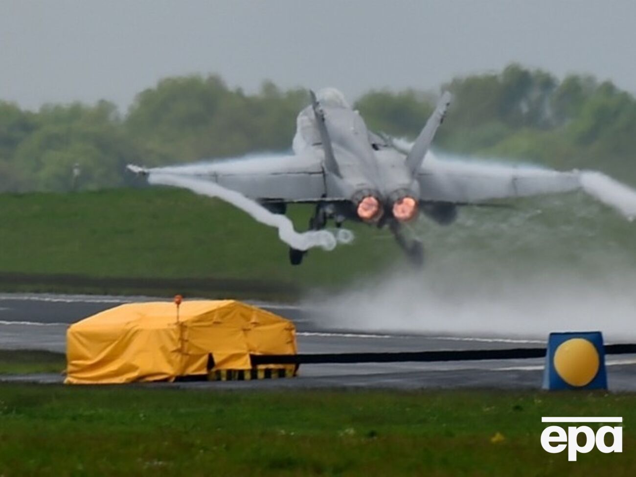 Истребитель F-18 разбился вскоре после взлета