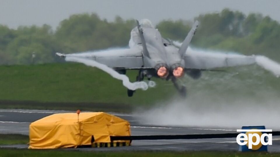 Истребитель F-18 разбился вскоре после взлета