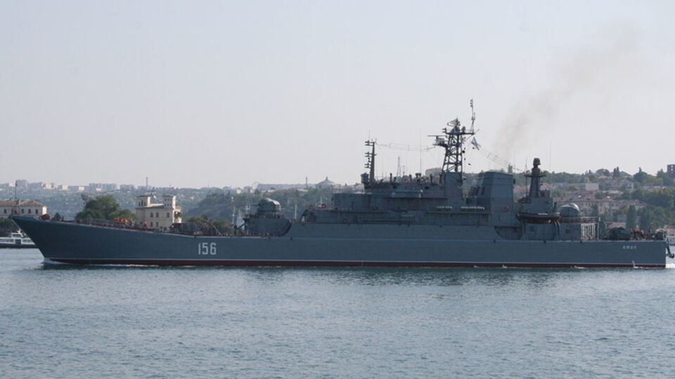 БДК-67 "Ямал" может вместить на борту до 500 тонн техники и 225 десантников