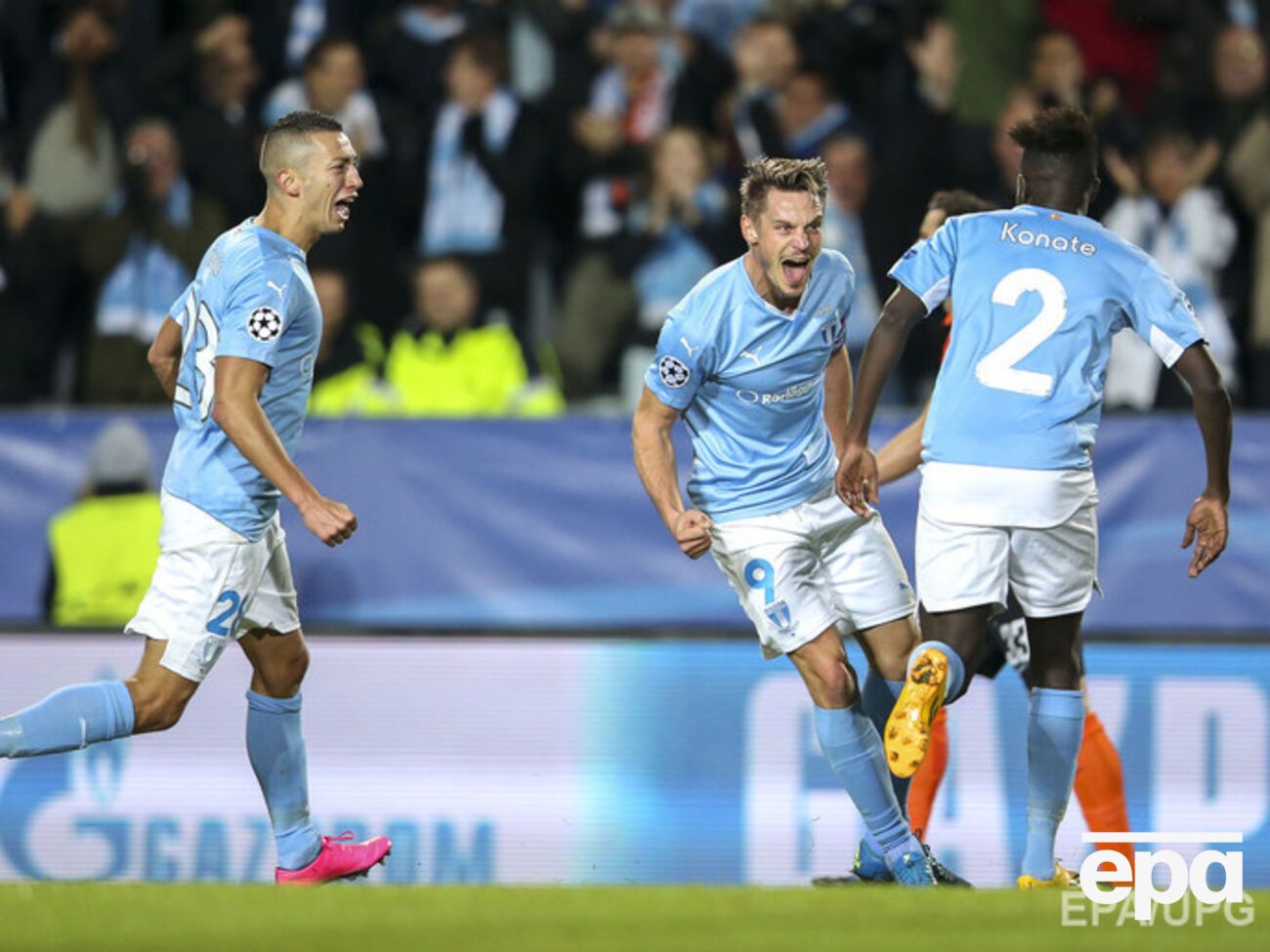 Футболисты "Мальме" празднуют победный гол