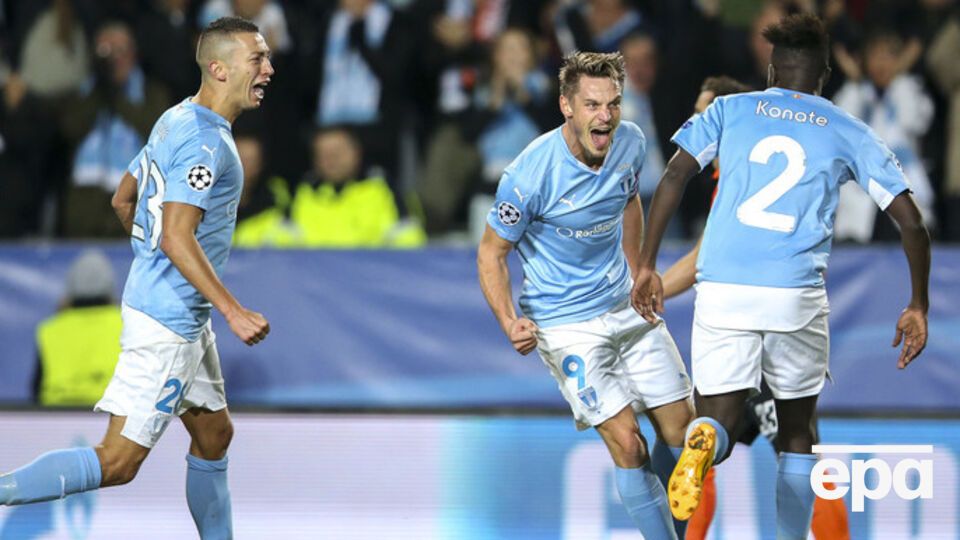 Футболисты "Мальме" празднуют победный гол