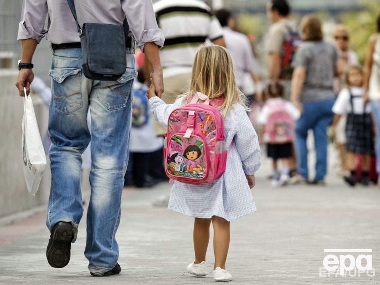 Девочка, высказывающая папе нравоучения, покорила пользователей YouTube своей непосредственностью