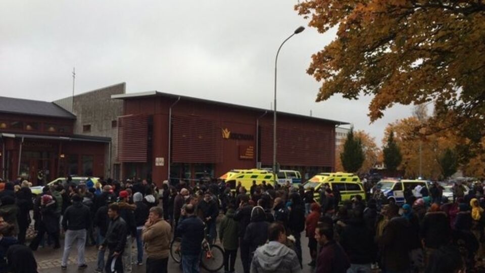 Дети рассказали, что сперва приняли происходящее за розыгрыш и даже хотели сфотографироваться с обладателем меча