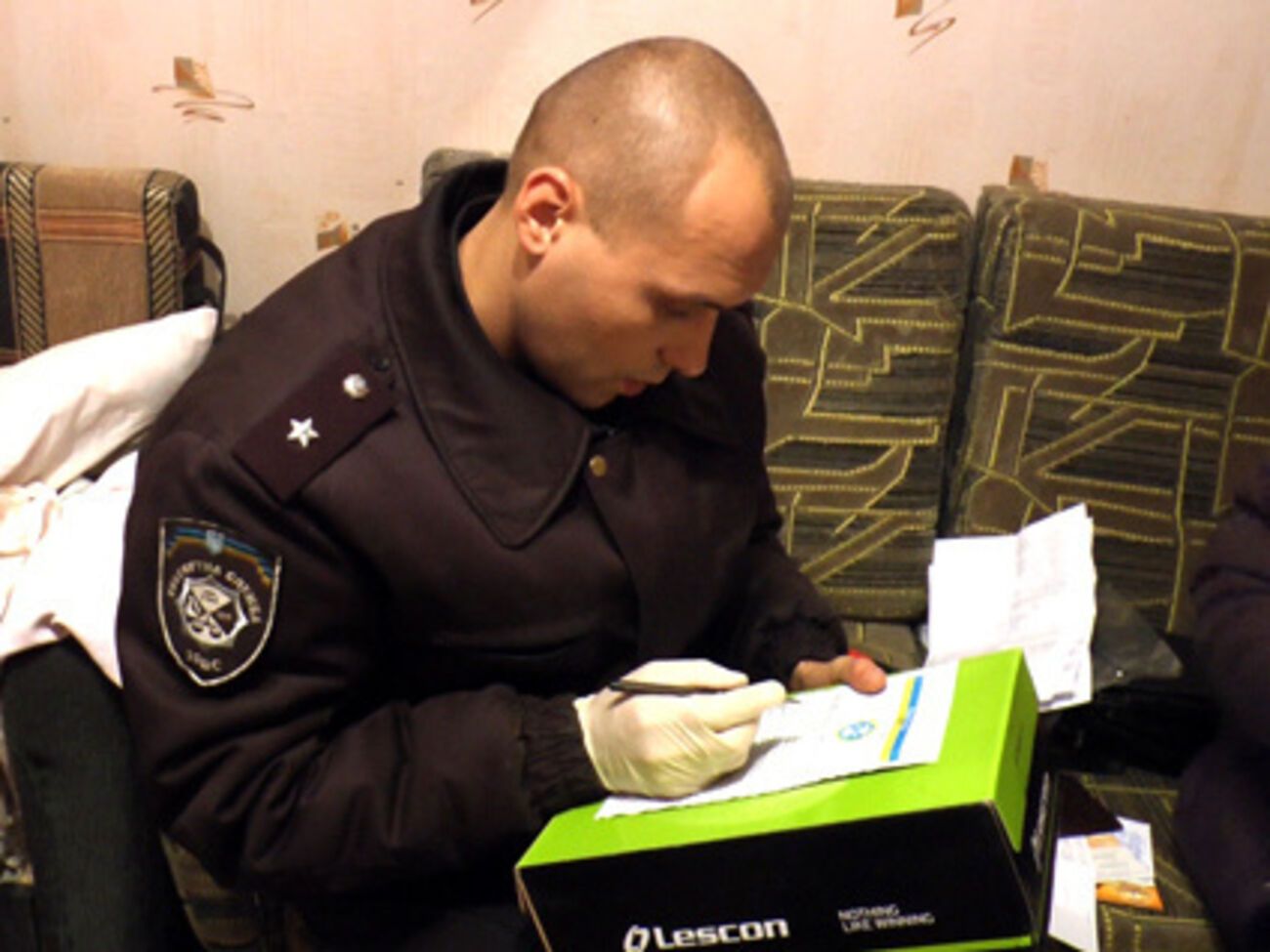 Во время обыска милиция нашла в квартире, которую снимал один из преступников, оружие и беприпасы