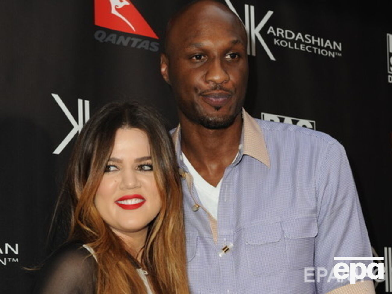 Хлои, невзирая на бракоразводный процесс с Ламаром, не оставила его одного в клинике