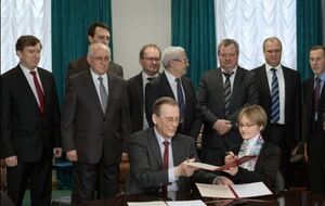 Катерина Тихонова (сидит справа), по словам журналиста Кашина, является дочерью Путина, вероятность ошибки 1:1 000 000