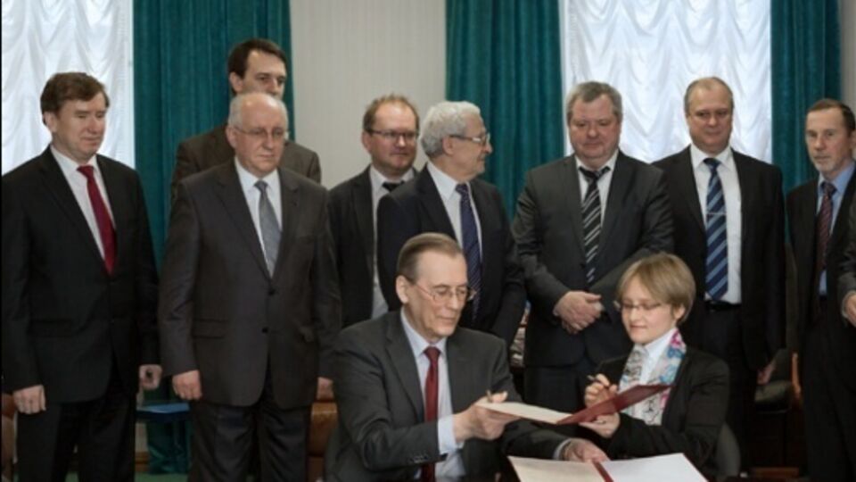 Катерина Тихонова (сидит справа), по словам журналиста Кашина, является дочерью Путина, вероятность ошибки 1:1 000 000
