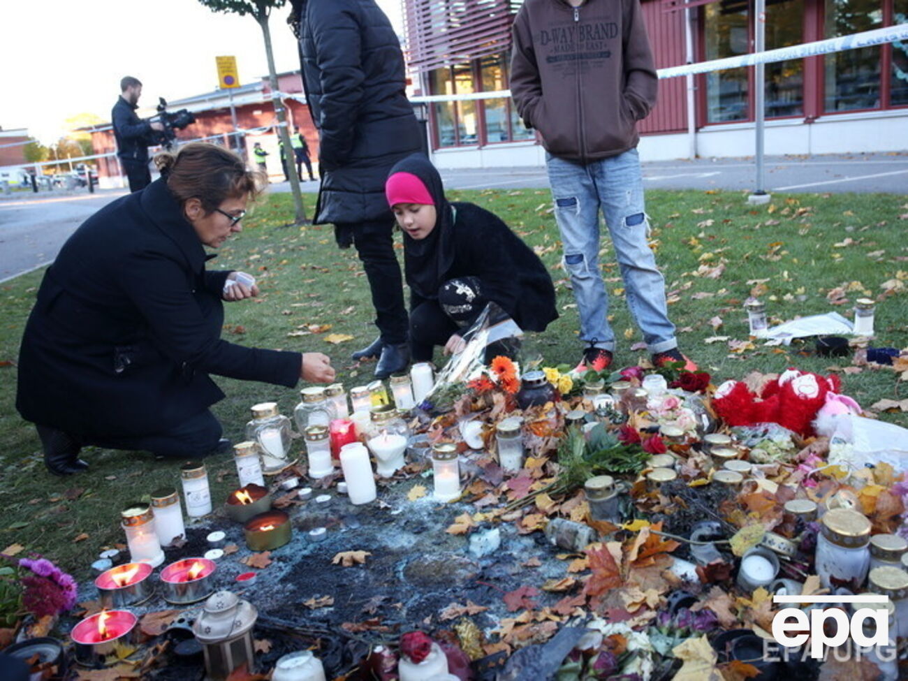 К школе Kronen, где произошла трагедия, жители Тролльхеттана несут цветы и свечи