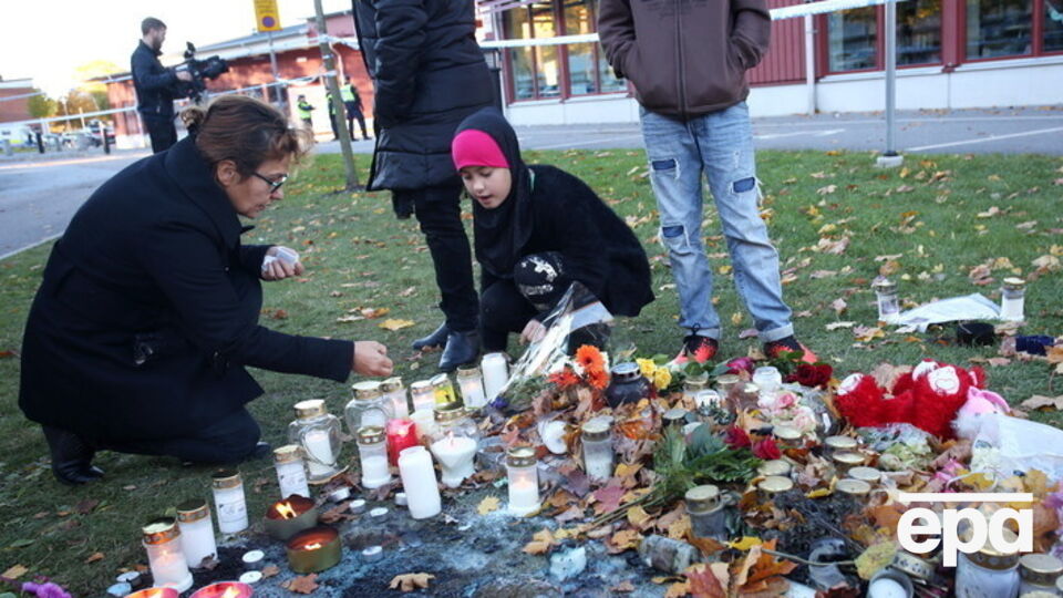 К школе Kronen, где произошла трагедия, жители Тролльхеттана несут цветы и свечи