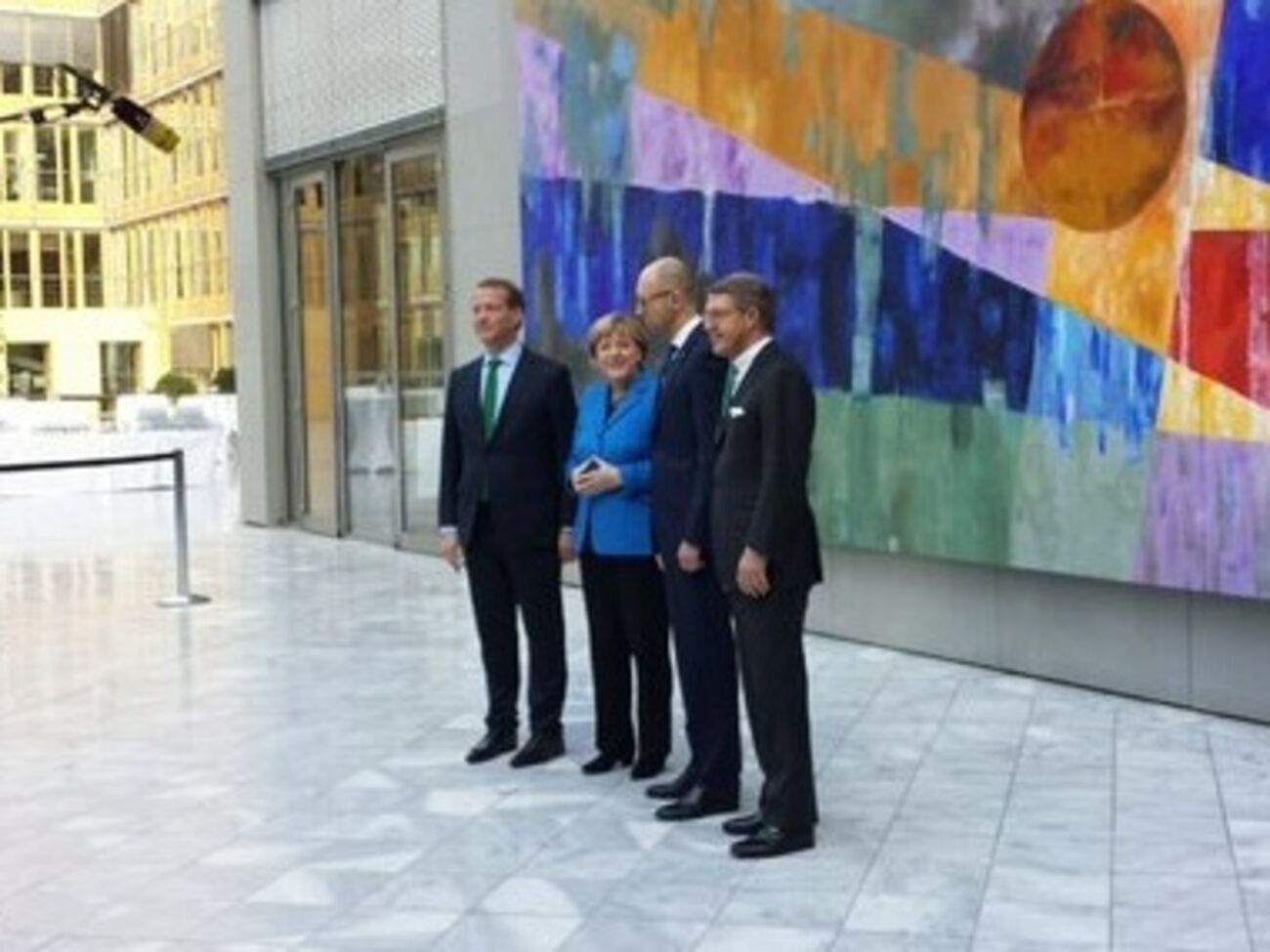 В открытии форума приняли участие премьер-министр Арсений Яценюк и канцлер Германии Ангела Меркель