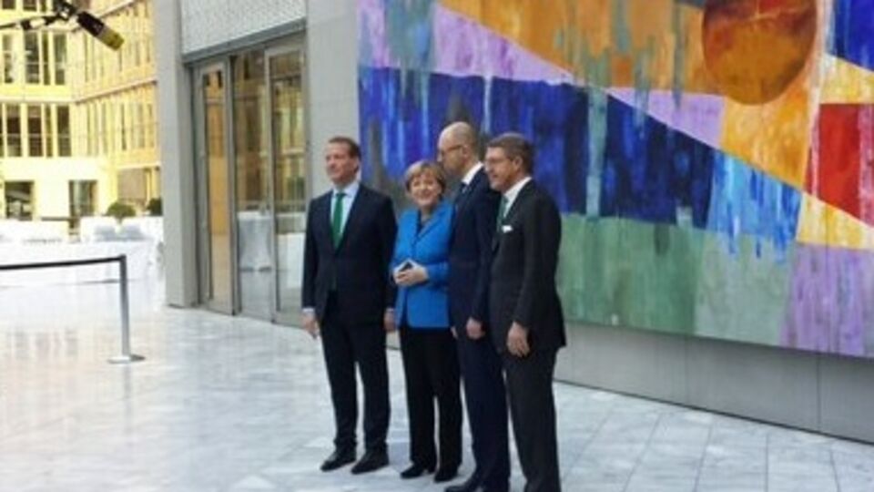 В открытии форума приняли участие премьер-министр Арсений Яценюк и канцлер Германии Ангела Меркель