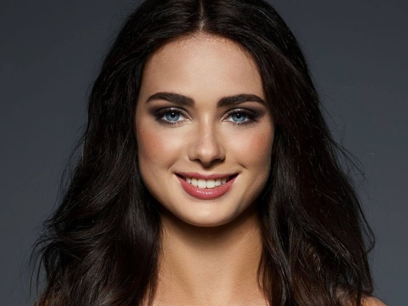 Столока в ролике акцентирует внимание на том, что самое важное --- мирное небо над головой