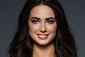 Столока в ролике акцентирует внимание на том, что самое важное --- мирное небо над головой