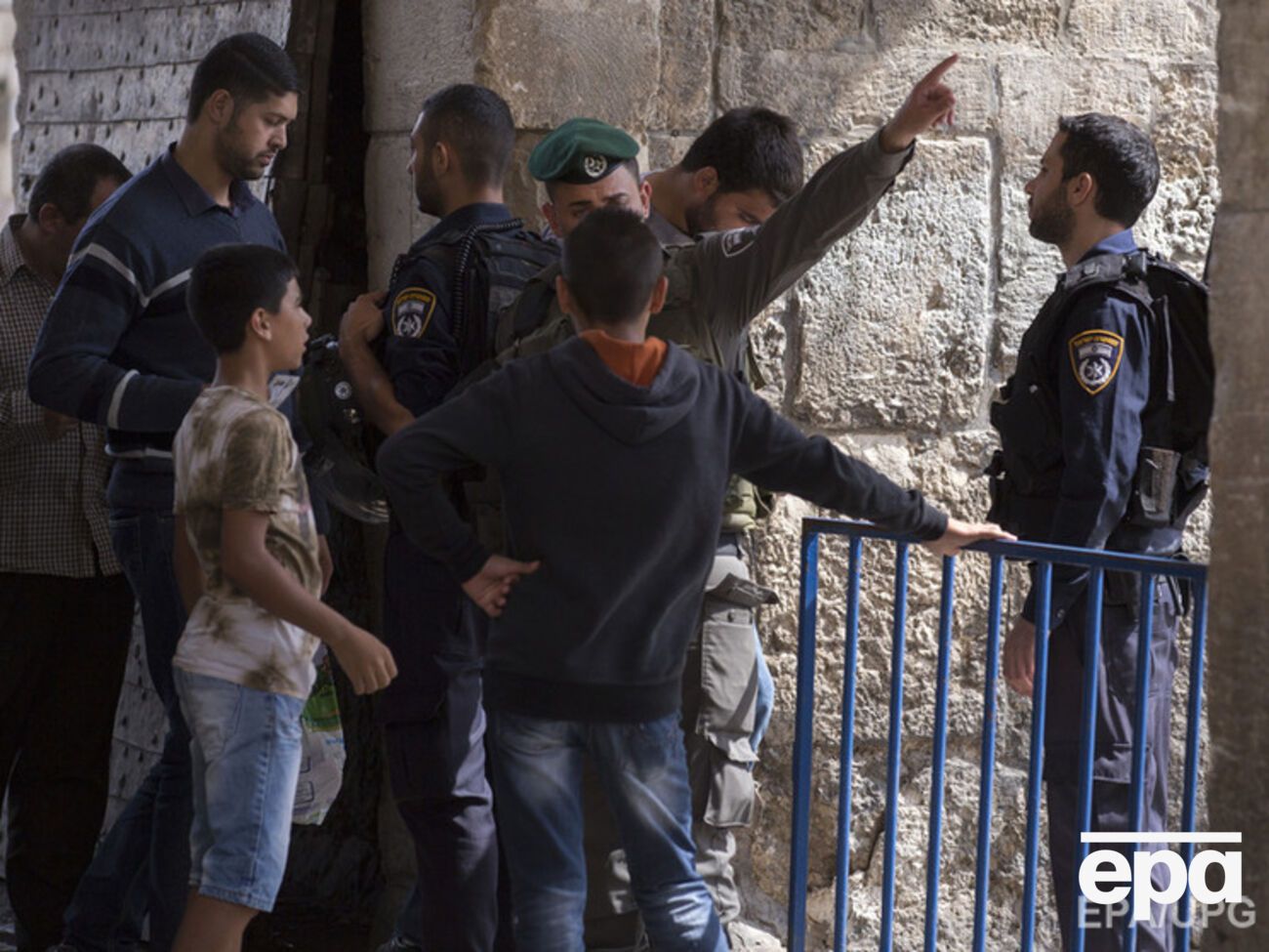 С середины сентября проход на Храмовую гору в Иерусалиме для мужчин-мусульман моложе 50 лет был закрыт