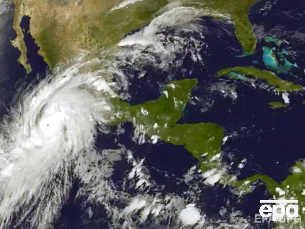 Снимок урагана "Патрисия" со спутника NOAA (The National Oceanic and Atmospheric Administration)