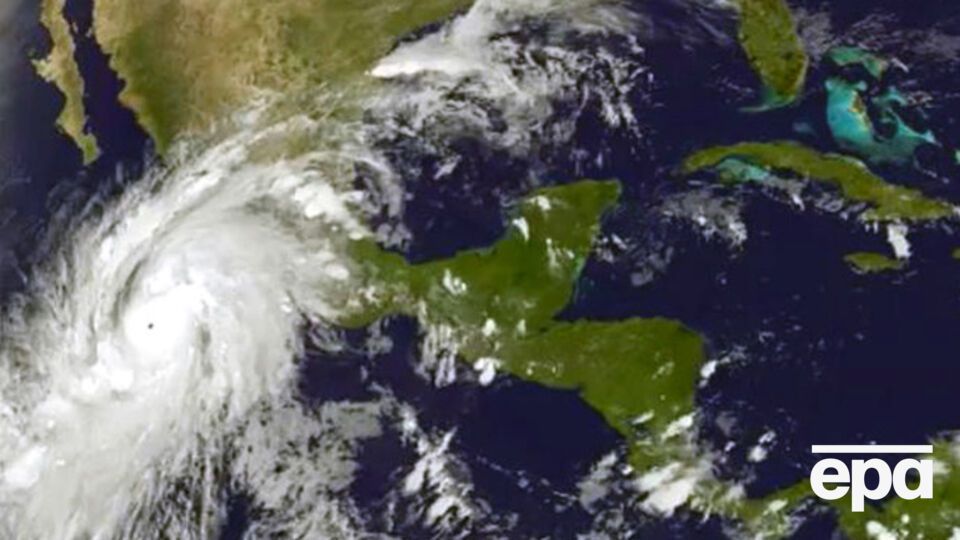 Снимок урагана "Патрисия" со спутника NOAA (The National Oceanic and Atmospheric Administration)