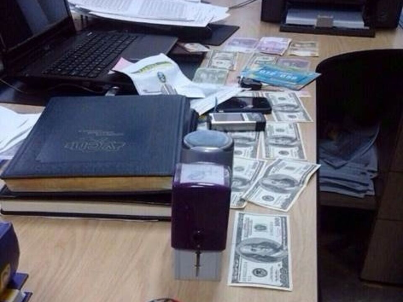 Во время обыска правоохранители изъяли у взяточников $6 тыс, полученных от последнего "клиента"