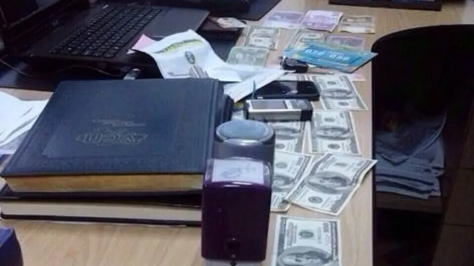 Во время обыска правоохранители изъяли у взяточников $6 тыс, полученных от последнего "клиента"