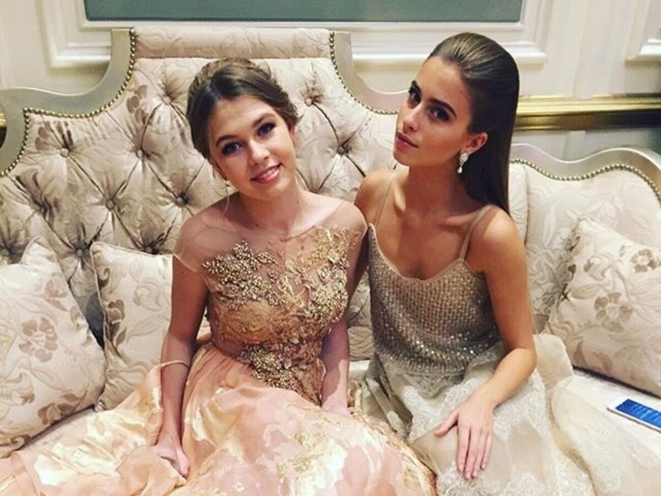 Соня Киперман и Соня Евдокименко в платьях пастельных тонов стали дебютантками на балу