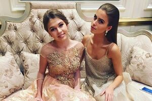 Соня Киперман и Соня Евдокименко в платьях пастельных тонов стали дебютантками на балу