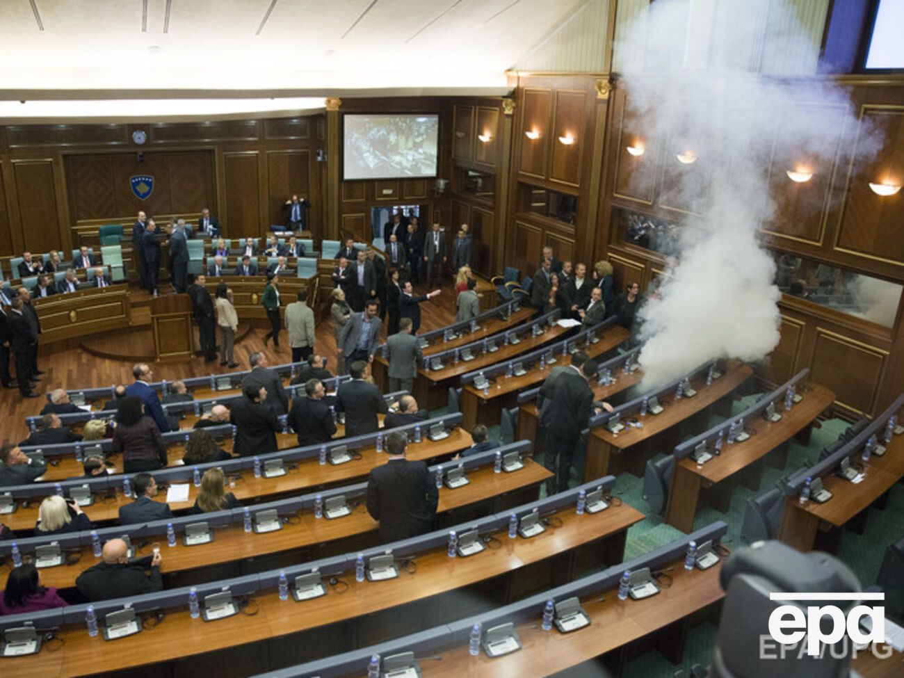 В парламенте Косово распылили газ