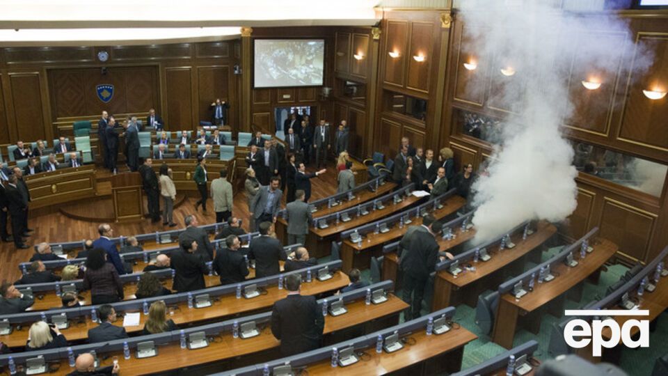 В парламенте Косово распылили газ