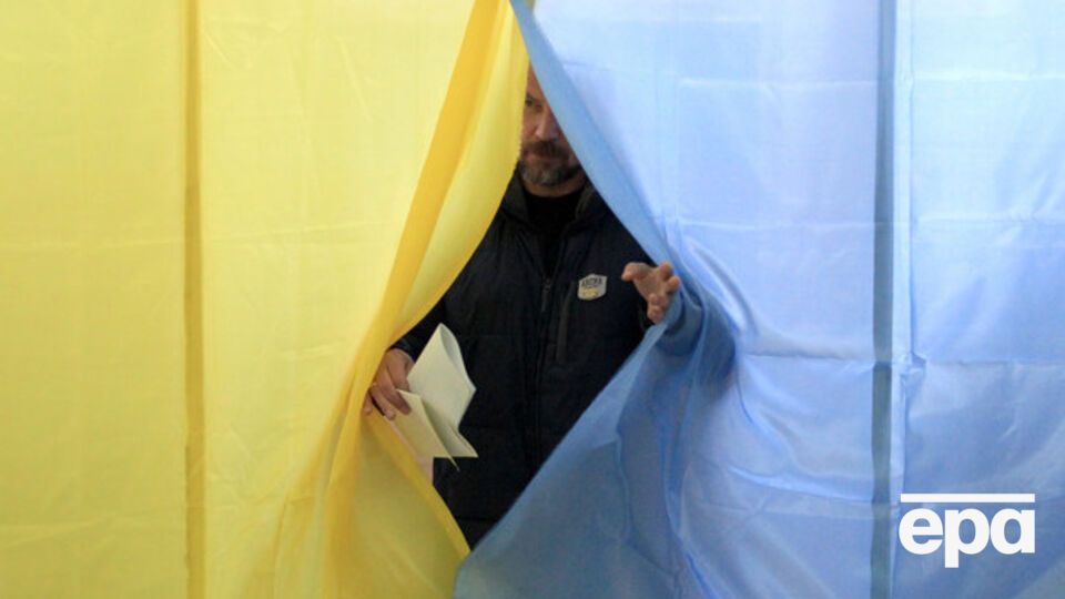 В Украине с полуночи запрещена предвыборная агитация