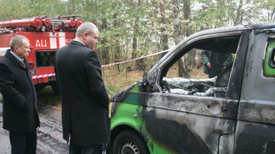 В Черниговской области неизвестные напали на инкассаторский автомобиль "ПриватБанка". В результате погибли три человека