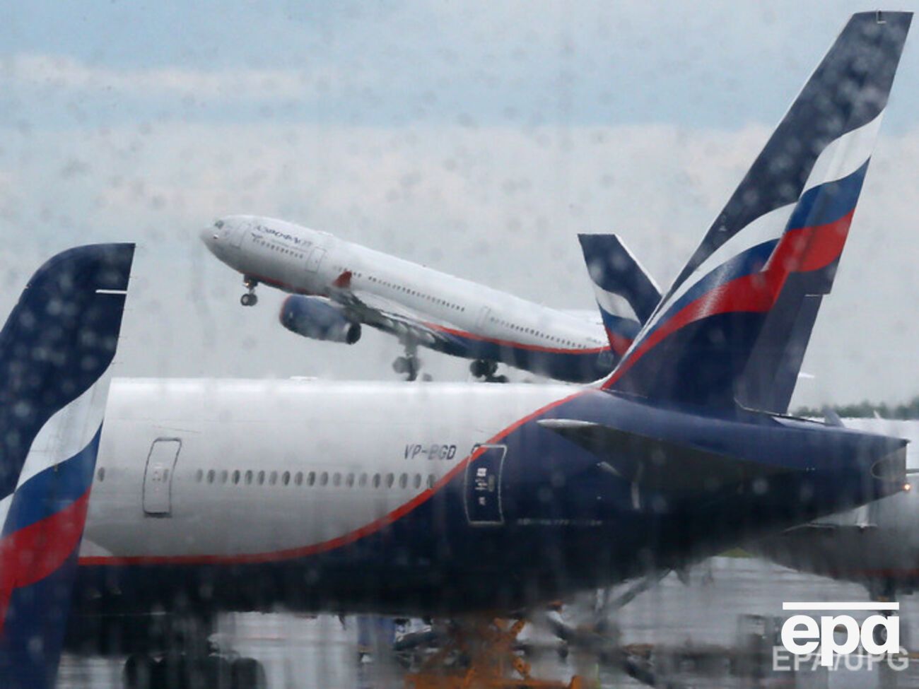 Российские авиакомпании должны прекратить полеты в оккупированный Крым, заявил Пивоварский