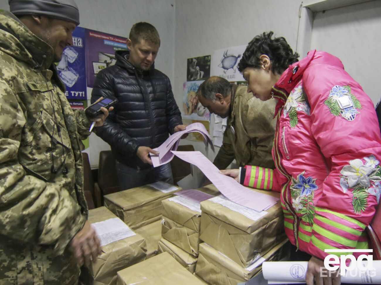 Активисты несколько дней блокировали типографию в Мариуполе, опасаясь, что испорченные бюллетени будут использованы для фальсификаций