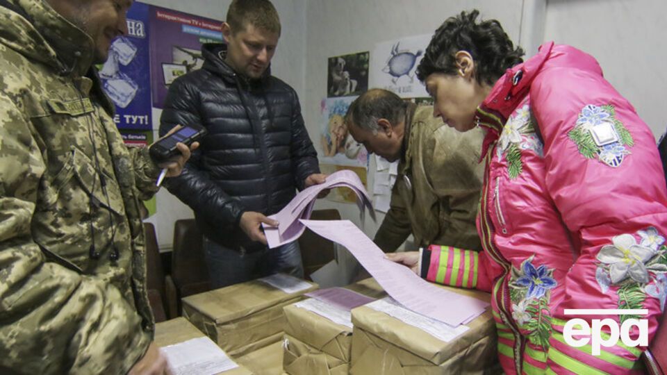 Активисты несколько дней блокировали типографию в Мариуполе, опасаясь, что испорченные бюллетени будут использованы для фальсификаций