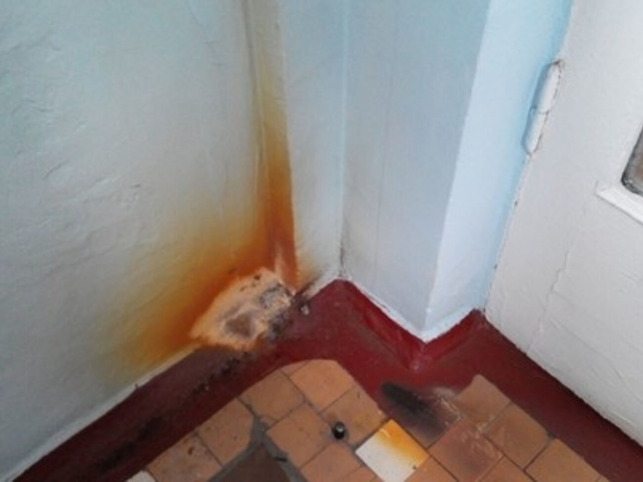 От брошенной дымовой шашки в вестибюле школы остались следы